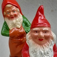 julemand med forklæde julemand med bælte og begge med spidse julehuer i keramik, gammeldags julepynt